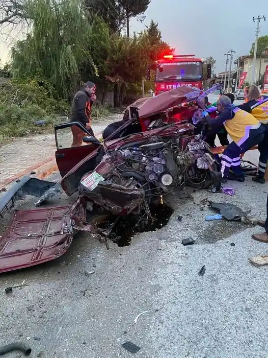 Direğe çarparak hurdaya dönen Fiat Tofaş’ın sürücüsü ağır yaralandı
