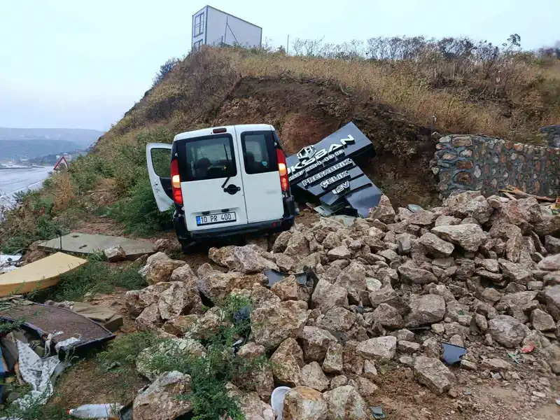 Erdek’te kaygan yolda ticari araç duvara çarptı, sürücü yaralandı
