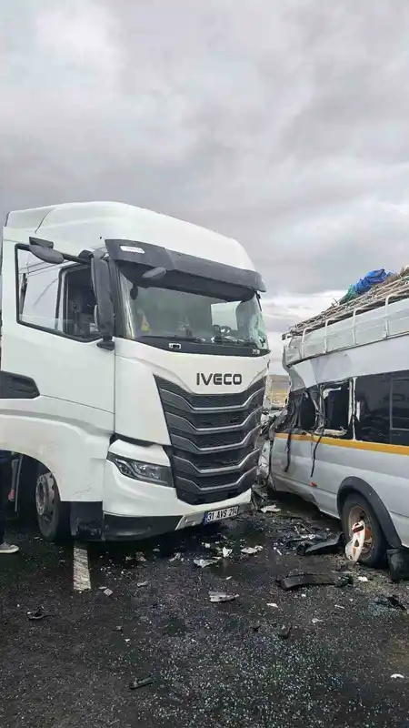 Nevşehir’de tarım işçilerini taşıyan minibüs tırla çarpıştı: 9 yaralı
