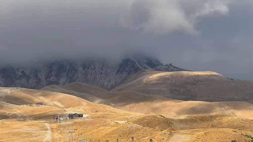 Erciyes’e mevsimin ilk karı yağdı