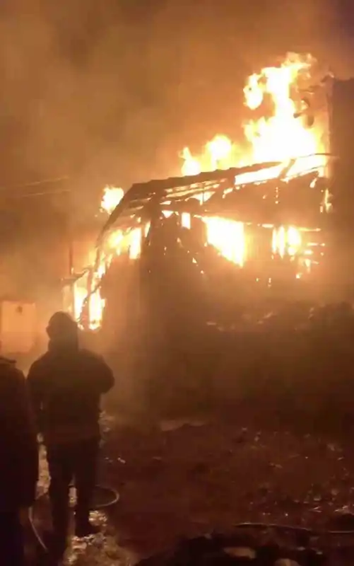 Alevlere teslim olan 3 ev küle döndü
