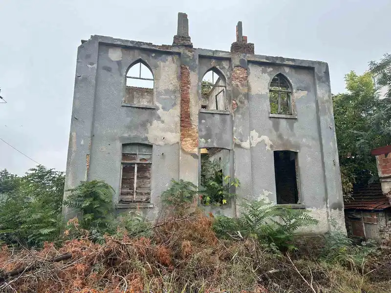 Sultan II. Abdülhamid Han’ın inşa ettirdiği postane binası restore edilmeyi bekliyor
