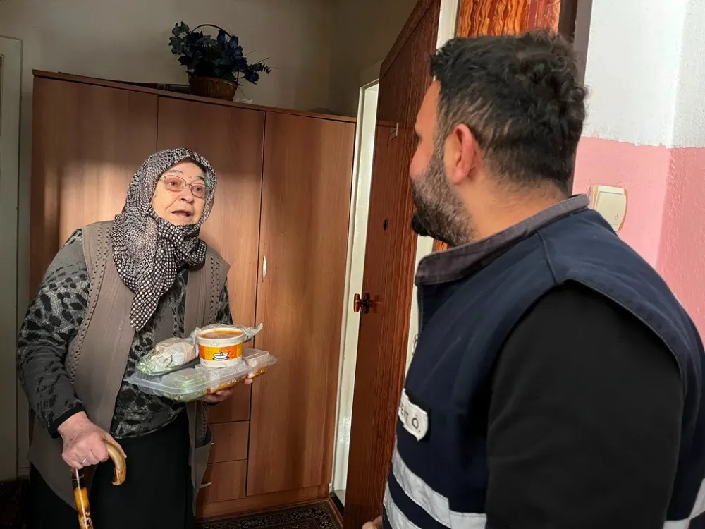 Kocasinan’da her gün 4 çeşit sıcak yemek evlere ulaşıyor