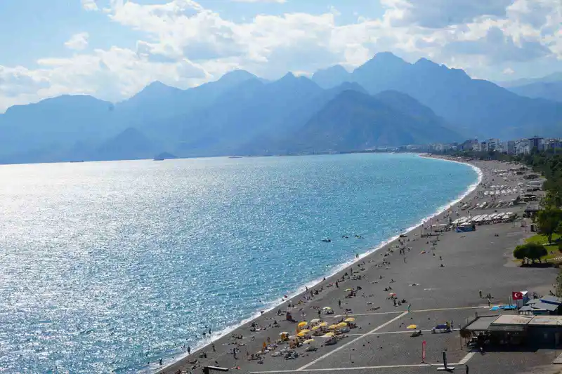 Antalya’da güneş yeniden yüzünü gösterdi, sahiller doldu
