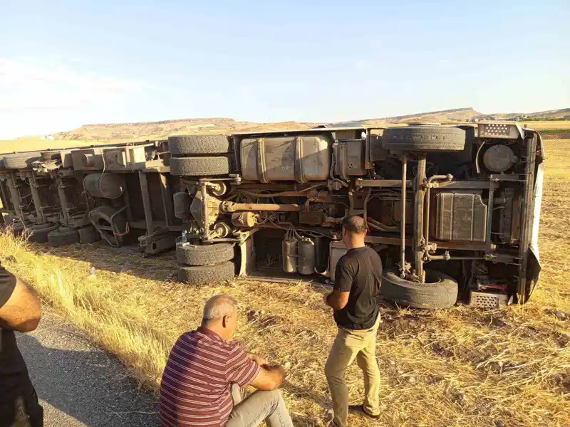 Batman’da saman yüklü tır yan yattı: 1 yaralı
