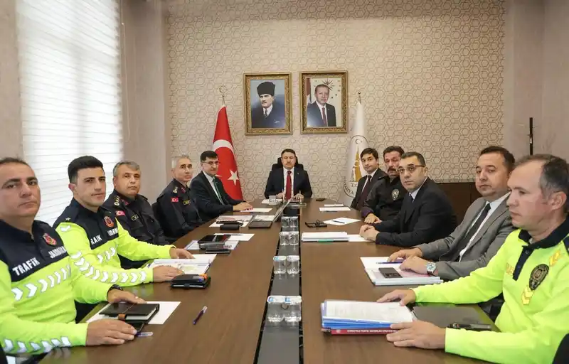 Vali Işın, ’Karayolu Trafik Güvenliği’ toplantısına katıldı
