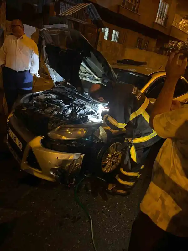 Batman’da park halindeki otomobil alev aldı
