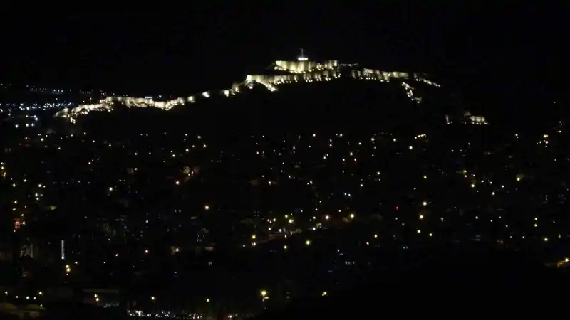 Van’da büyüleyici anlar: Güneşin batışıyla birlikte şehir merkezinde yanan ışıklar, ortaya eşsiz bir manzara çıkardı
