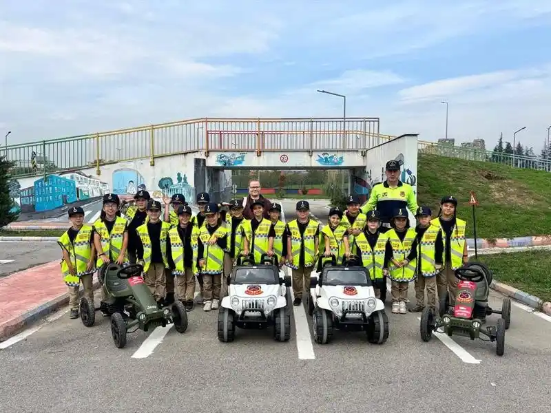 Jandarma ekipleri öğrencilere trafik kurallarını uygulamalı anlatıyor

