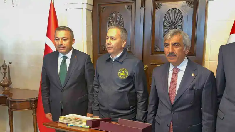 Bakan Ali Yerlikaya, Kilis Valisi Tahir Şahin ile bir araya geldi
