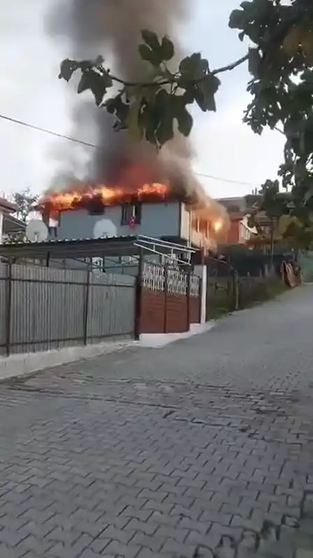 Yalova’da 2 katlı evde yangın
