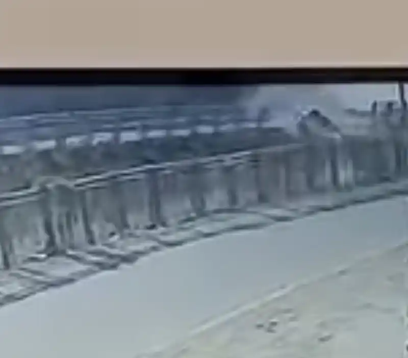 Hafif ticari araç sulama kanalına uçtu: O anlar kamerada
