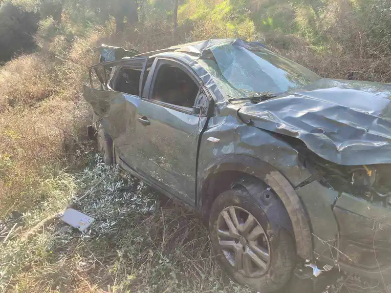 Uçuruma devrilen otomobilin kadın sürücüsü halat yardımıyla kurtarıldı
