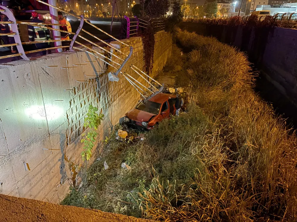 Otomobil 5 metrelik kanala uçtu, sürücünün burnu bile kanamadı