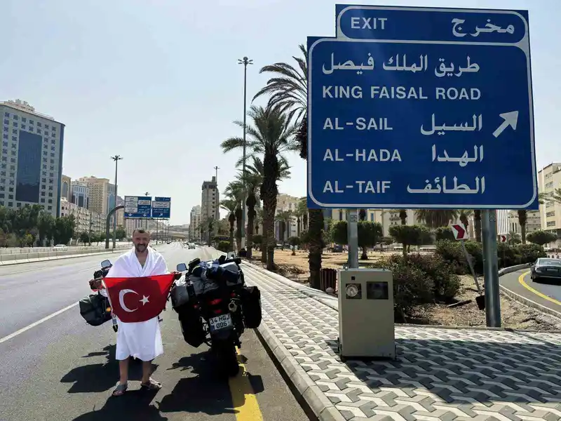 Sigarayı bıraktı, motosikleti ile 250 bin kilometre yol yaptı: Son durağı umre oldu
