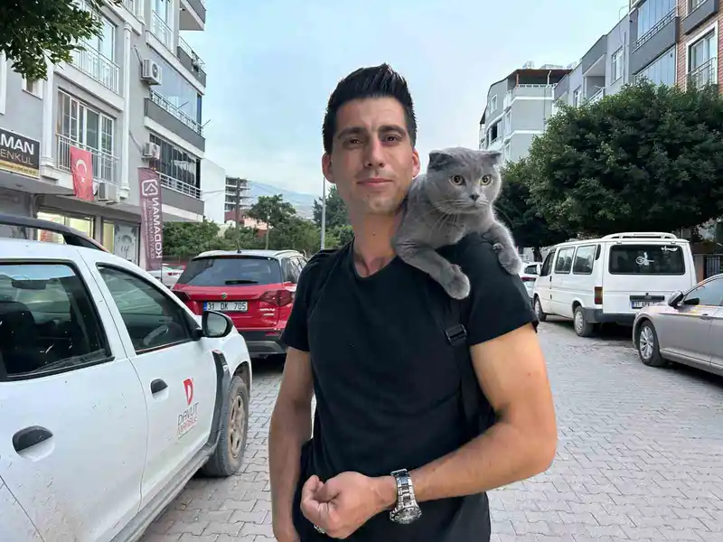 ‘Nasıl kaçmıyor’ diyenler olsa da ‘Duman’ sahibinin omzunda kenti turluyor
