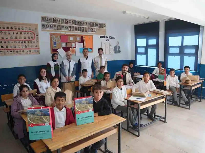 Eğil Belediyesi, çocuklara diş ve sağlıkla ilgili hediyeler dağıttı
