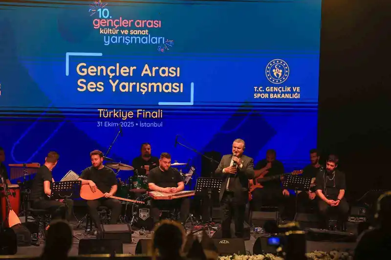 Bakan Bak, gençler arası ses yarışmasını izledi, sahnede şarkı söyledi
