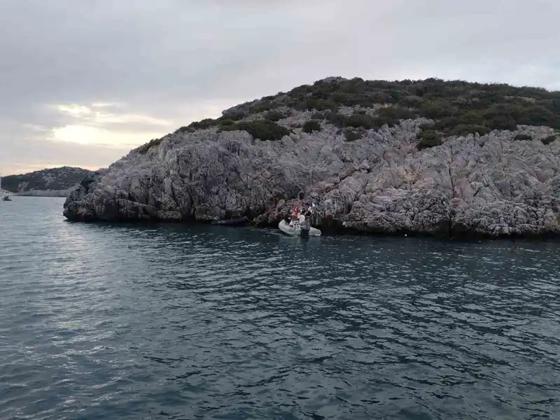 Bodrum’da bot kayalıklara çarptı: 4 yaralı
