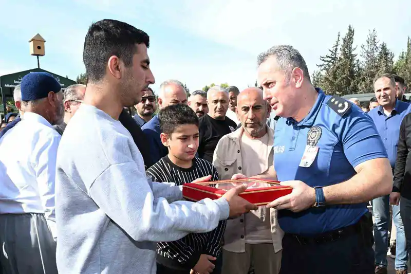 Kalp krizi geçiren polis memuru son yolculuğuna uğurlandı
