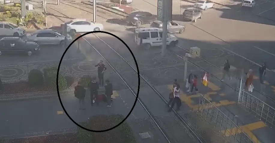 Polis memuru, rahatsızlanan kadının başını bekledi