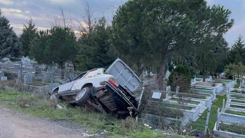 Mezarlığa uçtu, firar etti: Tekrar kaza mahalline gelen sürücü alkollü çıktı

