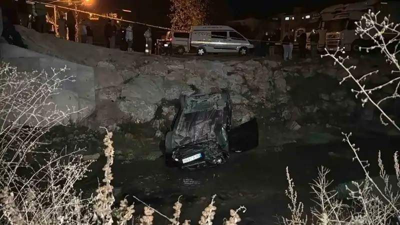 Kontrolden çıkan otomobil dereye uçtu: 1 ölü, 1 yaralı
