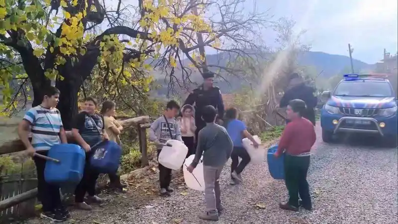 Köy çocuklarından jandarmaya bidonlu 