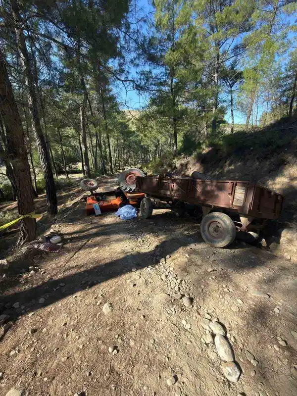 Antalya’da devrilen traktörün altında kalan sürücü hayatını kaybetti

