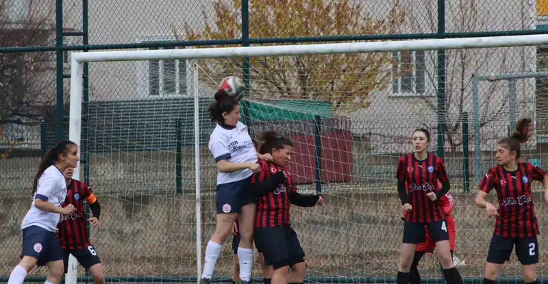 Ağrı Kadın Futbol Takımı, Erzincan’ı 5-0 mağlup etti
