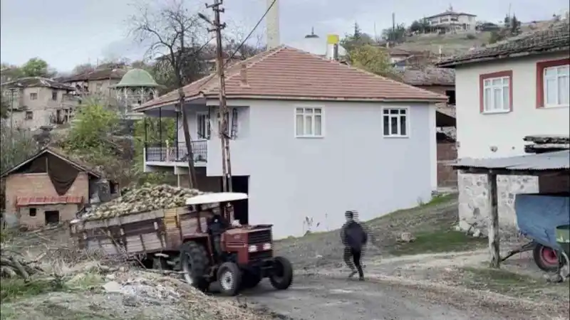 Amasya’da pancar yüklü traktör römorku devrildi, kaza anı kamerada
