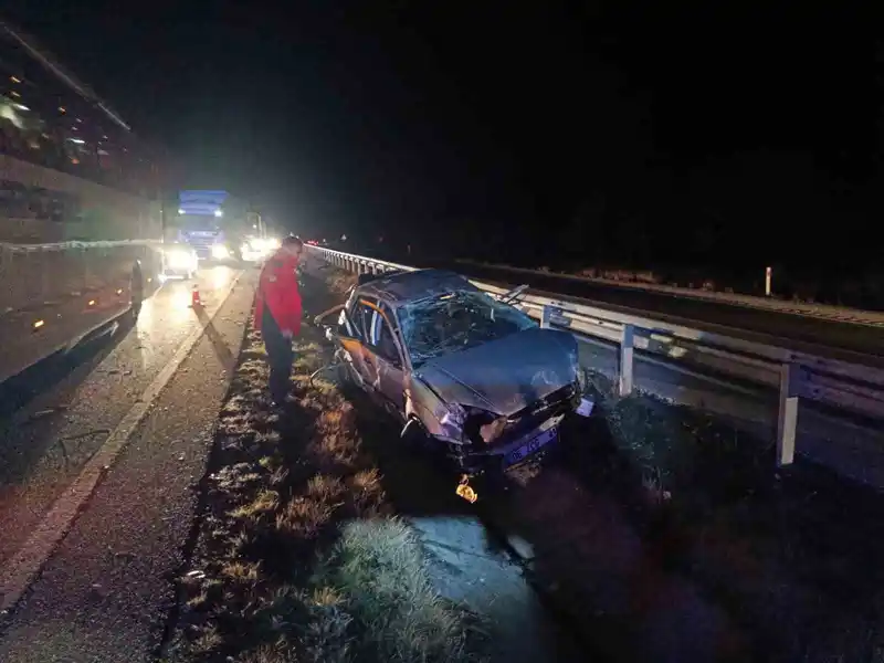 Otostopla bindiği araç mezarı oldu: 1 ölü, 2 yaralı
