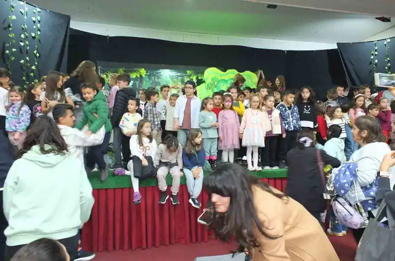 Balıkesir’de amatörlerin oyunu ayakta alkışlandı
