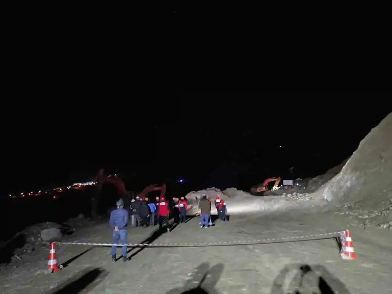 Sivas’ta maden ocağında göçük: 1 işçiyi kurtarma çalışmaları sürüyor
