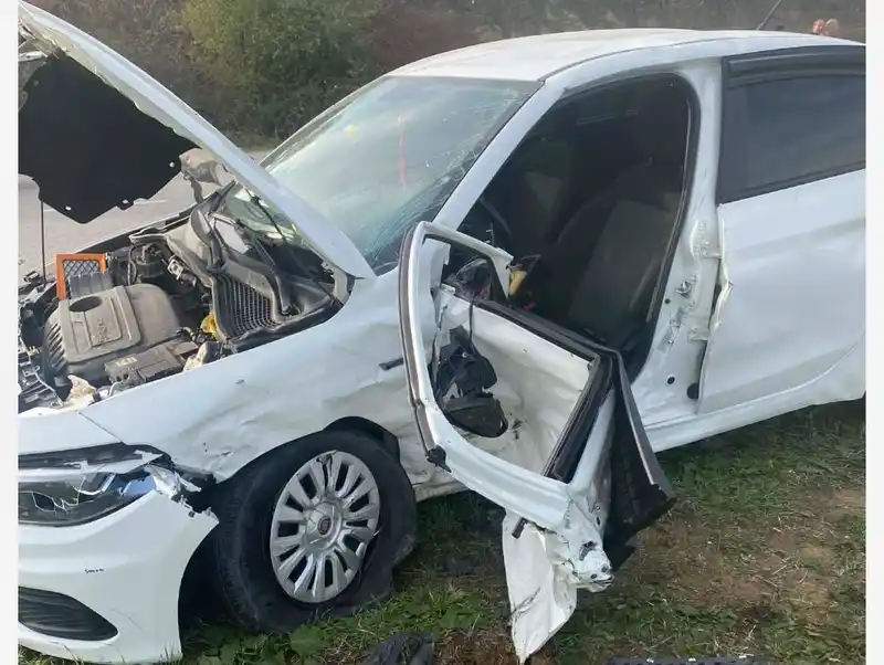 Sakarya’da iki otomobil çarpıştı: 1’i ağır 5 yaralı
