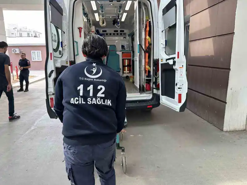 Kız çocuğu silahı temizlerken kazara kendini vurdu
