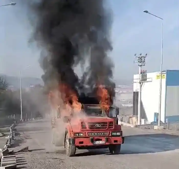 Aynı noktada yarım saat arayla iki kamyon yandı
