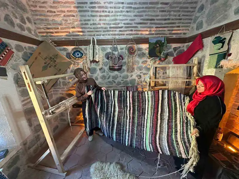 Çöpe gidecek malzemeler onun ellerinde geleneksel kilime dönüşüyor
