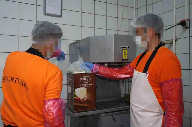 Hükümlüler hem meslek ediniyor hem üreterek ekonomiye katkı sağlıyor: Ayda 300 ton süt işleniyor
