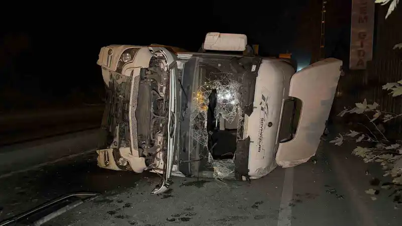 Eyüpsultan’da kontrolden çıkan hafriyat kamyonu yan yattı. 1 yaralı
