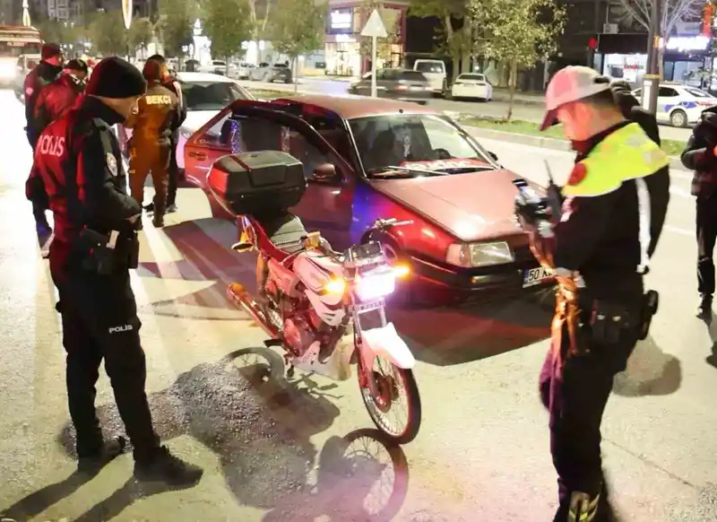Abartı egzoz ve standart dışı ışıklı motosiklet sürücüsüne 13 bin 776 lira ceza
