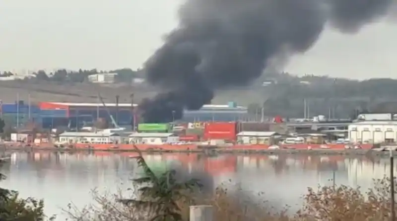Halkalı Gümrüğü’nde konteyner alev alev yandı
