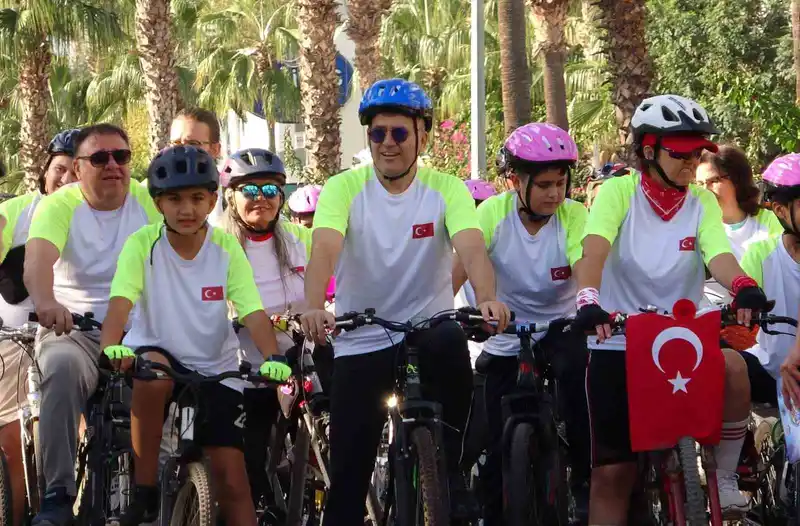 Mersin’de yaşlısından gencine bisiklet tutkunları pedal çevirdi
