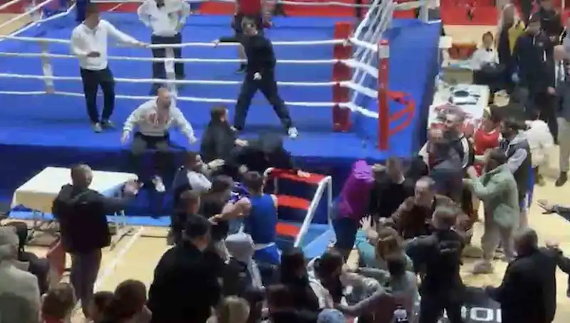 Boks turnuvasında kavga ring dışına taştı, yumruklar havada uçuştu
