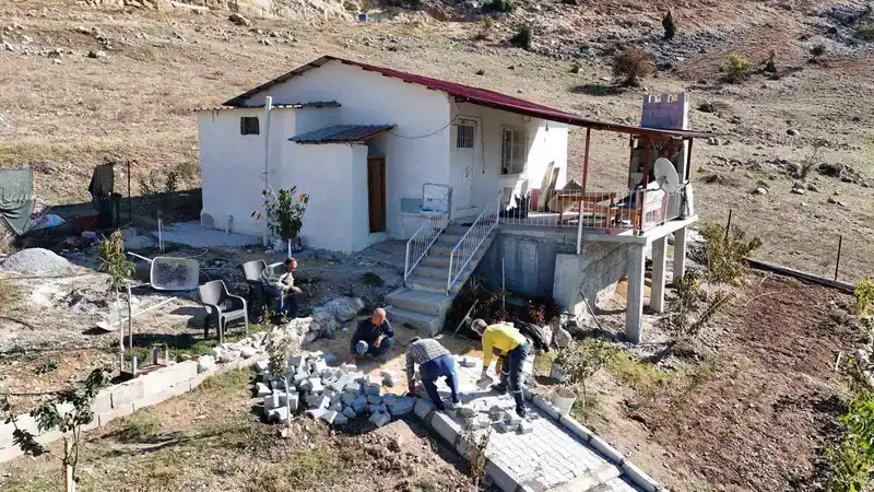 Tarsus’ta engelli bireyin güvenliği için parke çalışması yapıldı
