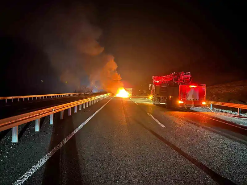 Römorka çarpan otomobil alev topuna döndü: 2 yaralı
