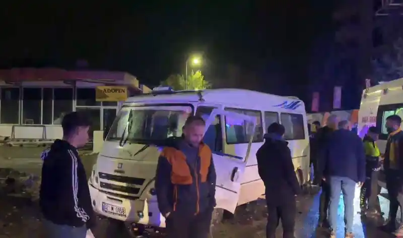 Yolcu minibüsü ile cip çarpıştı: 3 yaralı
