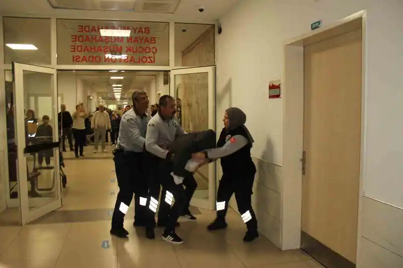 Hastane acilindeki tatbikat gerçeğini aratmadı: Hasta ve yakınları usta oyunculara taş çıkardı

