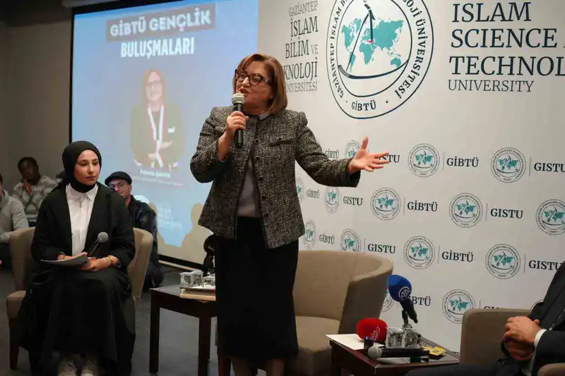 Fatma Şahin, GİBTÜ gençlik buluşmalarında öğrencilerle bir araya geldi
