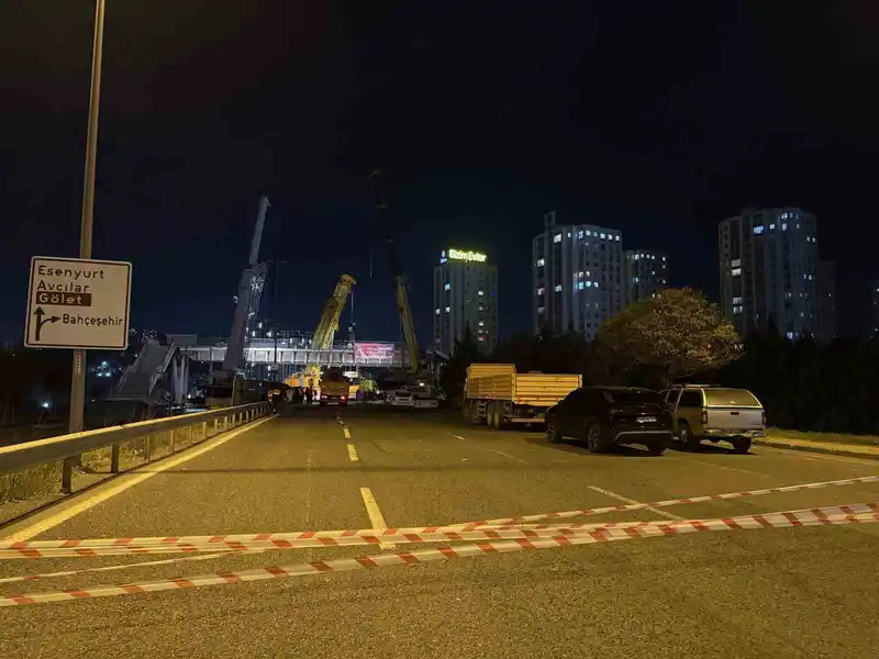 Avcılar’da tırın çarptığı üst geçit kapatıldı, geçit kaldırma çalışmaları çileye dönüştü
